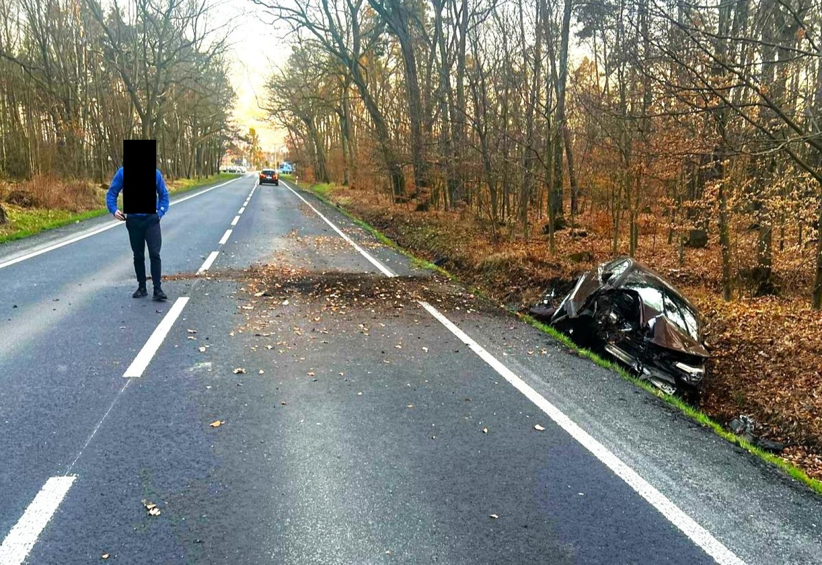 Zdjęcie w galerii na portalu naszraciborz.pl: Toyota w rowie w Kuźni Raciborskiej wiadomości z regionu