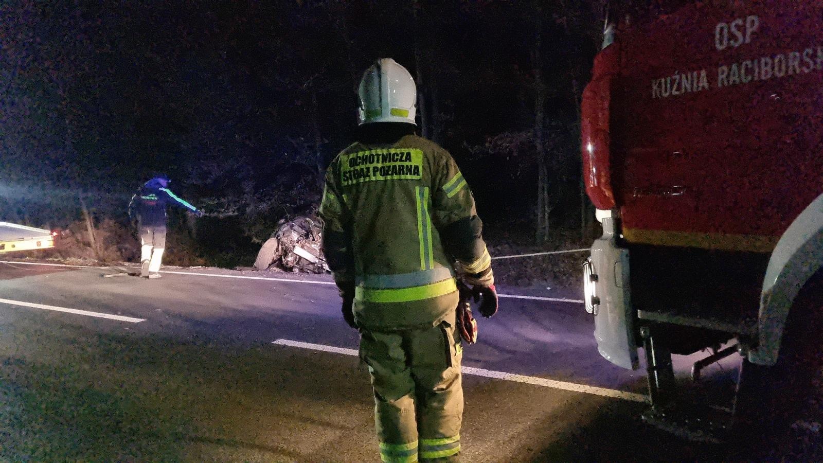 Zdjęcie w galerii na portalu naszraciborz.pl: Toyota w rowie w Kuźni Raciborskiej wiadomości z regionu