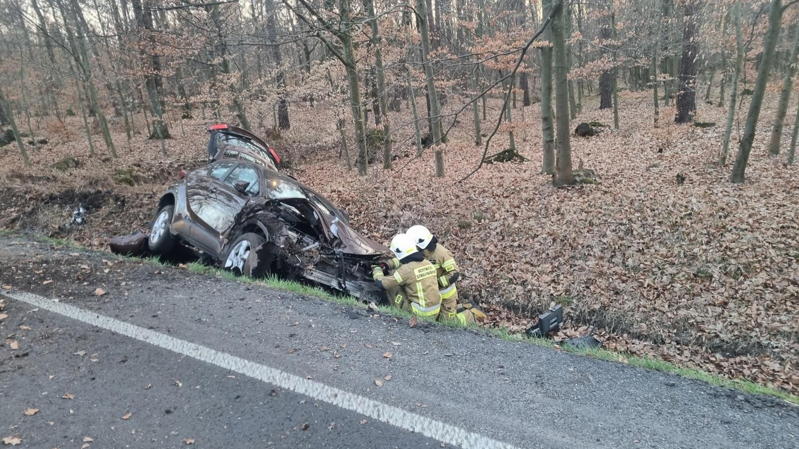 Zdjęcie w galerii na portalu naszraciborz.pl: Toyota w rowie w Kuźni Raciborskiej wiadomości z regionu