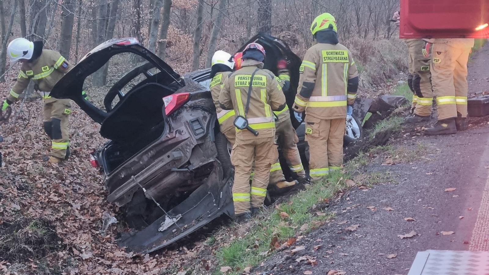 Zdjęcie w galerii na portalu naszraciborz.pl: Toyota w rowie w Kuźni Raciborskiej wiadomości z regionu