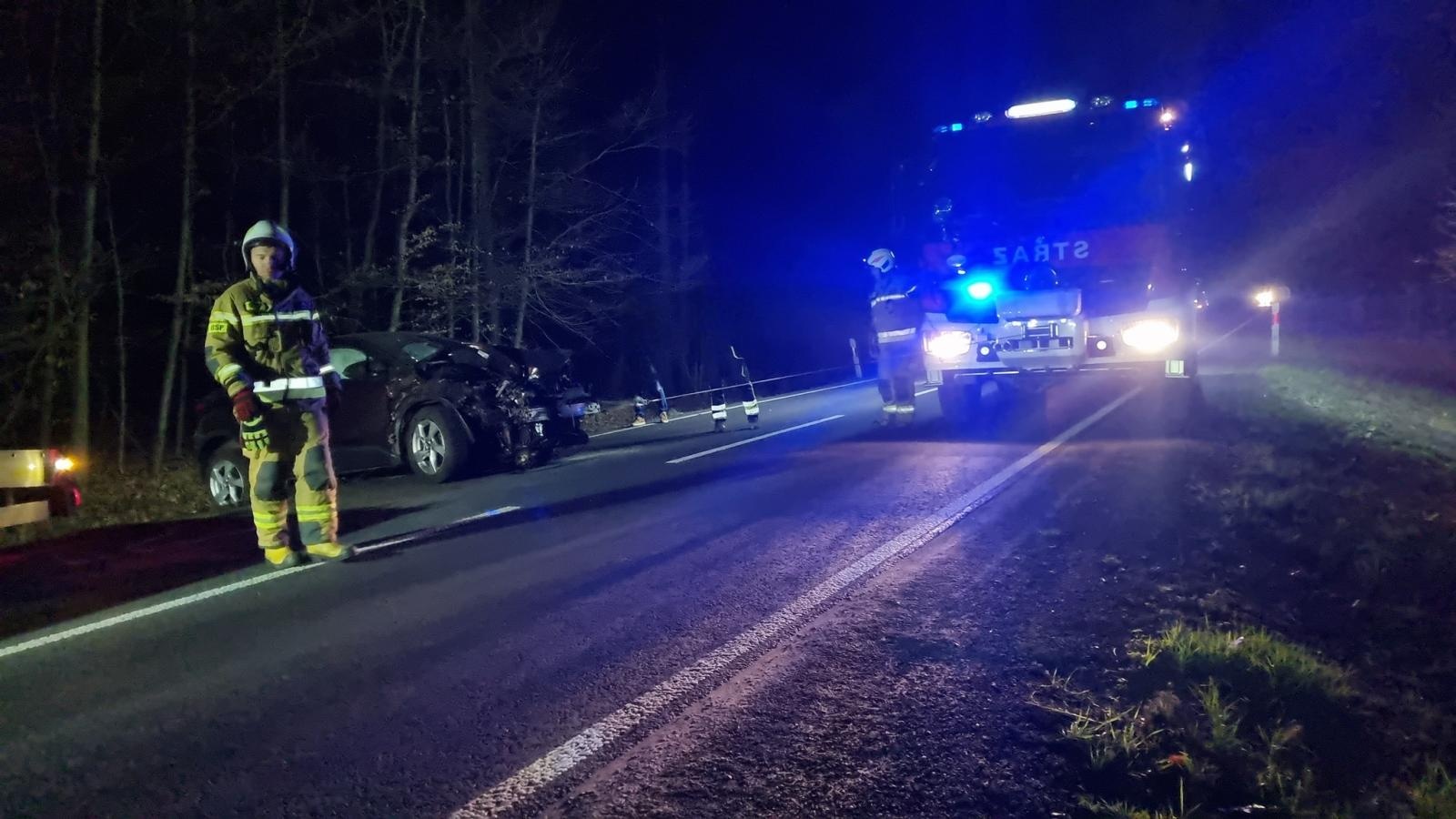 Zdjęcie w galerii na portalu naszraciborz.pl: Toyota w rowie w Kuźni Raciborskiej wiadomości z regionu