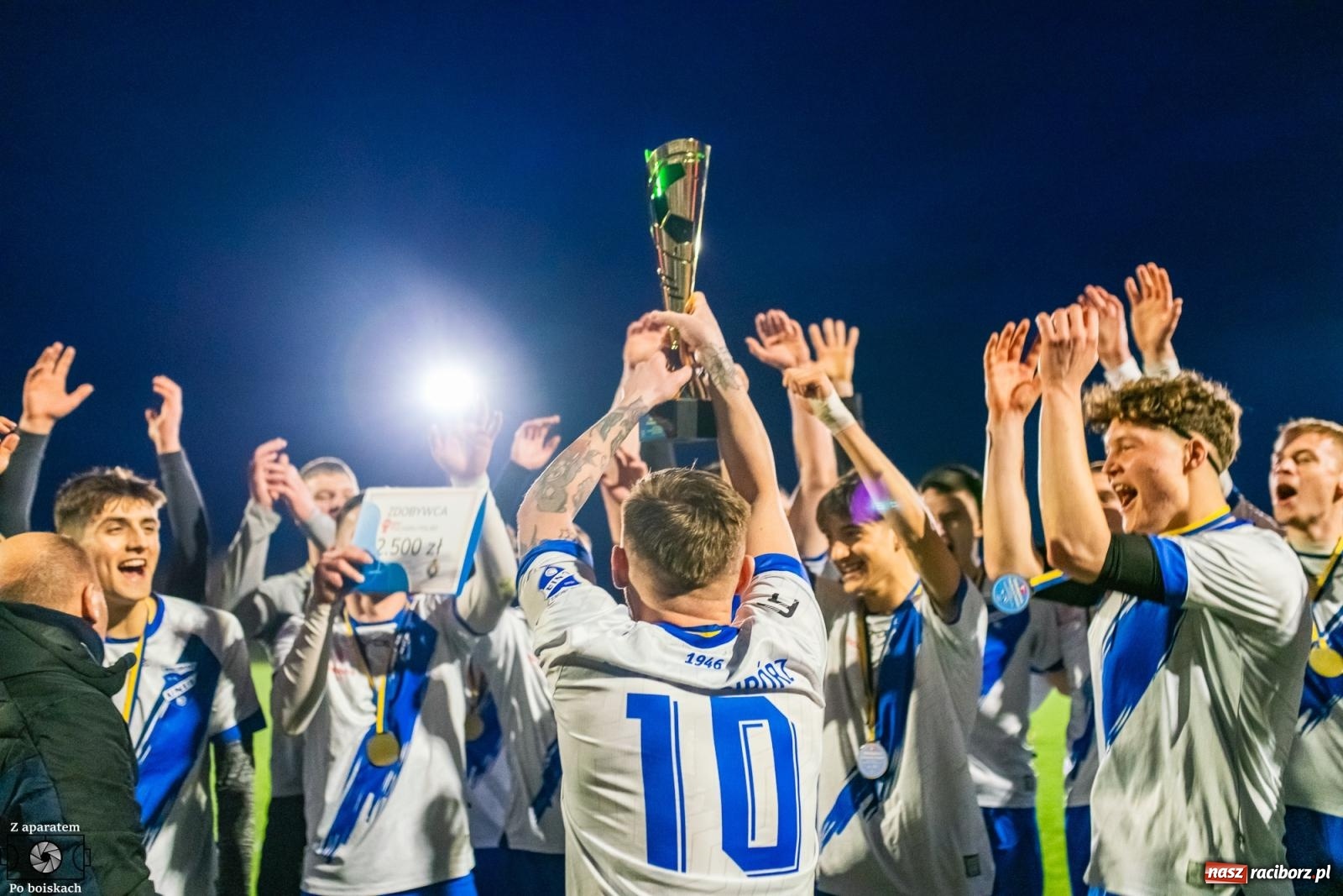 Zdjęcie w galerii na portalu naszraciborz.pl: Czekali na tę chwilę dwadzieścia dwa lata. Unia Racibórz z Pucharem Polski na szczeblu Podokręgu [FOTO i WIDEO] wiadomości z regionu