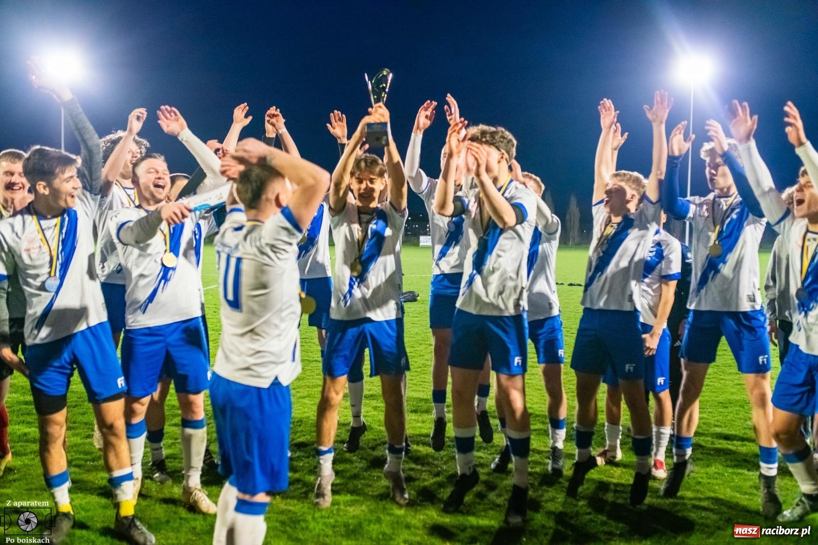 Zdjęcie w galerii na portalu naszraciborz.pl: Czekali na tę chwilę dwadzieścia dwa lata. Unia Racibórz z Pucharem Polski na szczeblu Podokręgu [FOTO i WIDEO] wiadomości z regionu