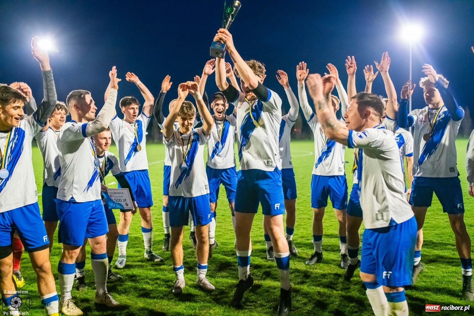 Zdjęcie w galerii na portalu naszraciborz.pl: Czekali na tę chwilę dwadzieścia dwa lata. Unia Racibórz z Pucharem Polski na szczeblu Podokręgu [FOTO i WIDEO] wiadomości z regionu