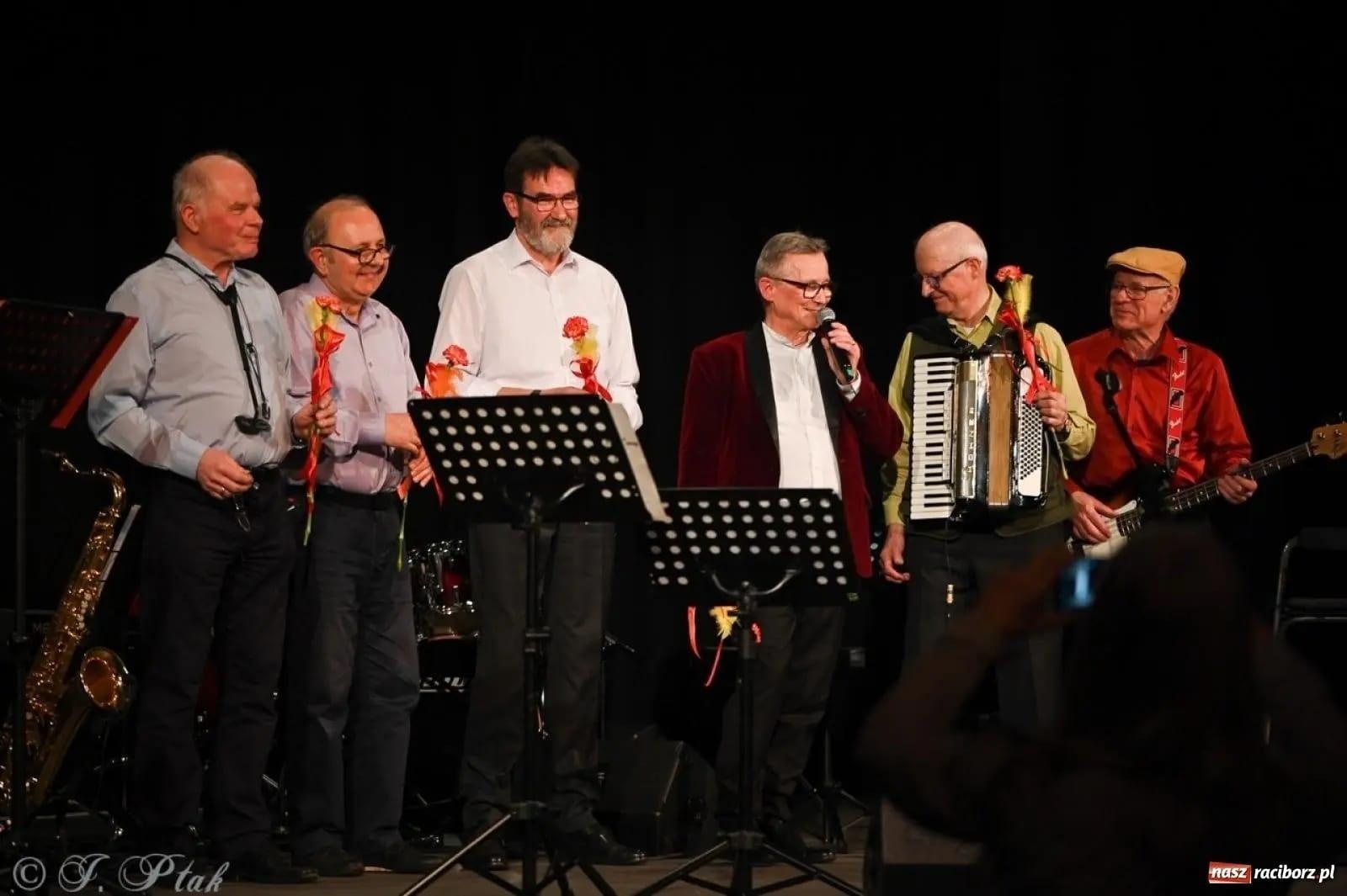 Zdjęcie w galerii na portalu naszraciborz.pl: Zespół 60 PLUS z nową energią i sukcesem w telewizji wiadomości z regionu