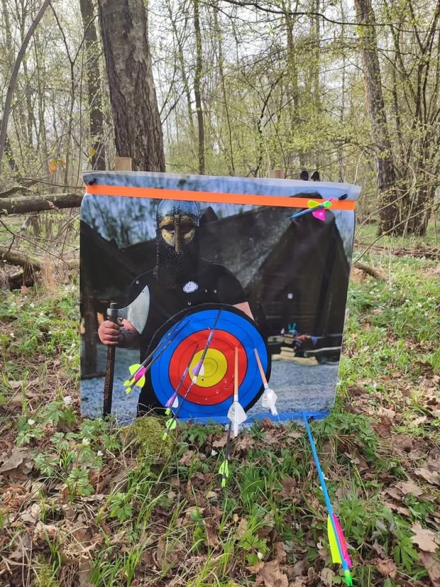 Zdjęcie w galerii na portalu naszraciborz.pl: Relacja z zawodów łuczniczych Raciborskie 7 i pół D – strzała tradycji w sercu lasów Obora wiadomości z regionu