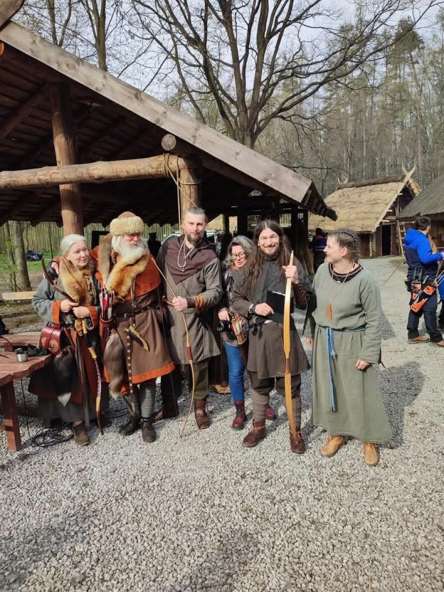 Zdjęcie w galerii na portalu naszraciborz.pl: Relacja z zawodów łuczniczych Raciborskie 7 i pół D – strzała tradycji w sercu lasów Obora wiadomości z regionu