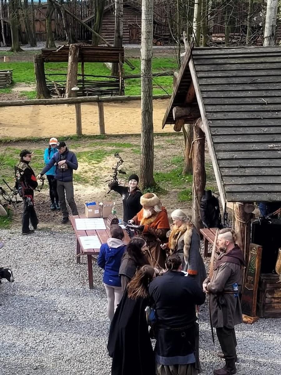 Zdjęcie w galerii na portalu naszraciborz.pl: Relacja z zawodów łuczniczych Raciborskie 7 i pół D – strzała tradycji w sercu lasów Obora wiadomości z regionu