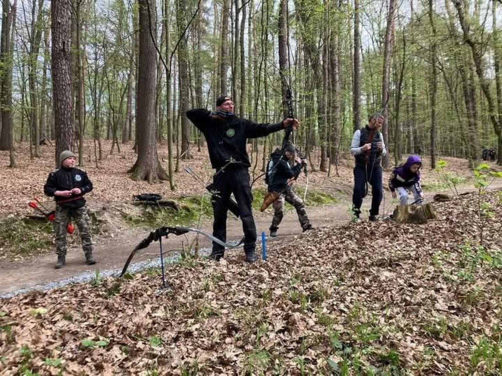 Zdjęcie w galerii na portalu naszraciborz.pl: Relacja z zawodów łuczniczych Raciborskie 7 i pół D – strzała tradycji w sercu lasów Obora wiadomości z regionu