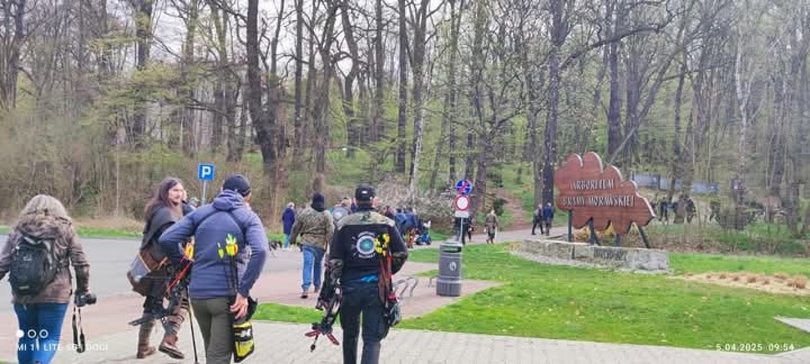 Zdjęcie w galerii na portalu naszraciborz.pl: Relacja z zawodów łuczniczych Raciborskie 7 i pół D – strzała tradycji w sercu lasów Obora wiadomości z regionu