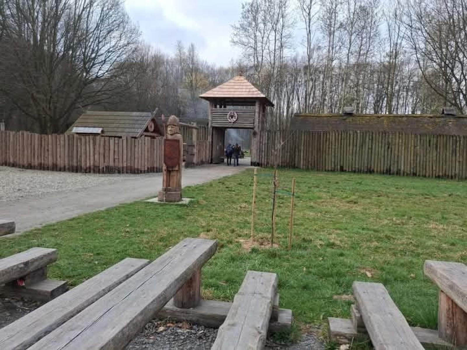 Zdjęcie w galerii na portalu naszraciborz.pl: Relacja z zawodów łuczniczych Raciborskie 7 i pół D – strzała tradycji w sercu lasów Obora wiadomości z regionu