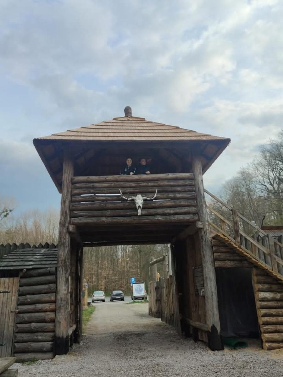 Zdjęcie w galerii na portalu naszraciborz.pl: Relacja z zawodów łuczniczych Raciborskie 7 i pół D – strzała tradycji w sercu lasów Obora wiadomości z regionu