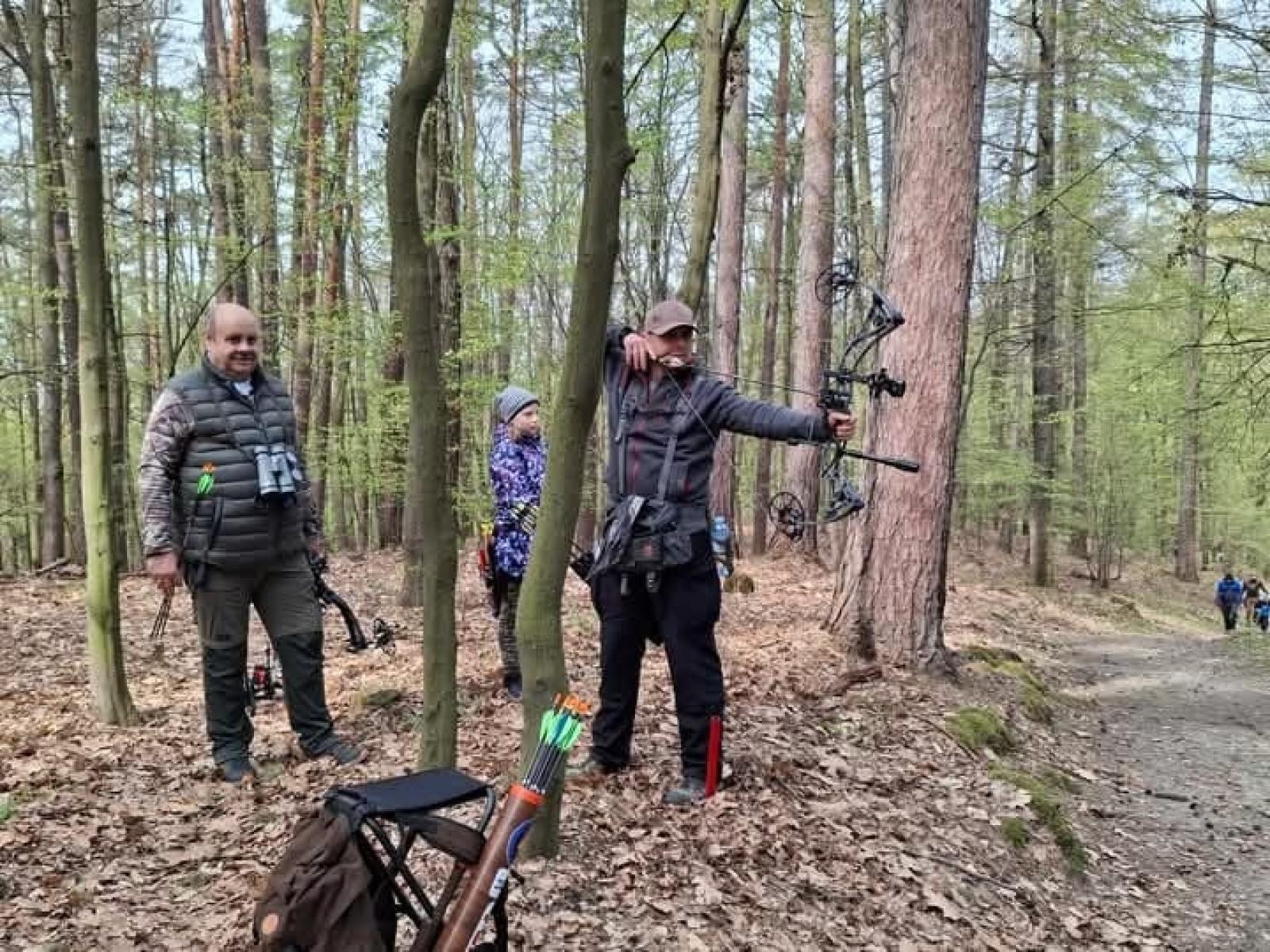 Zdjęcie w galerii na portalu naszraciborz.pl: Relacja z zawodów łuczniczych Raciborskie 7 i pół D – strzała tradycji w sercu lasów Obora wiadomości z regionu