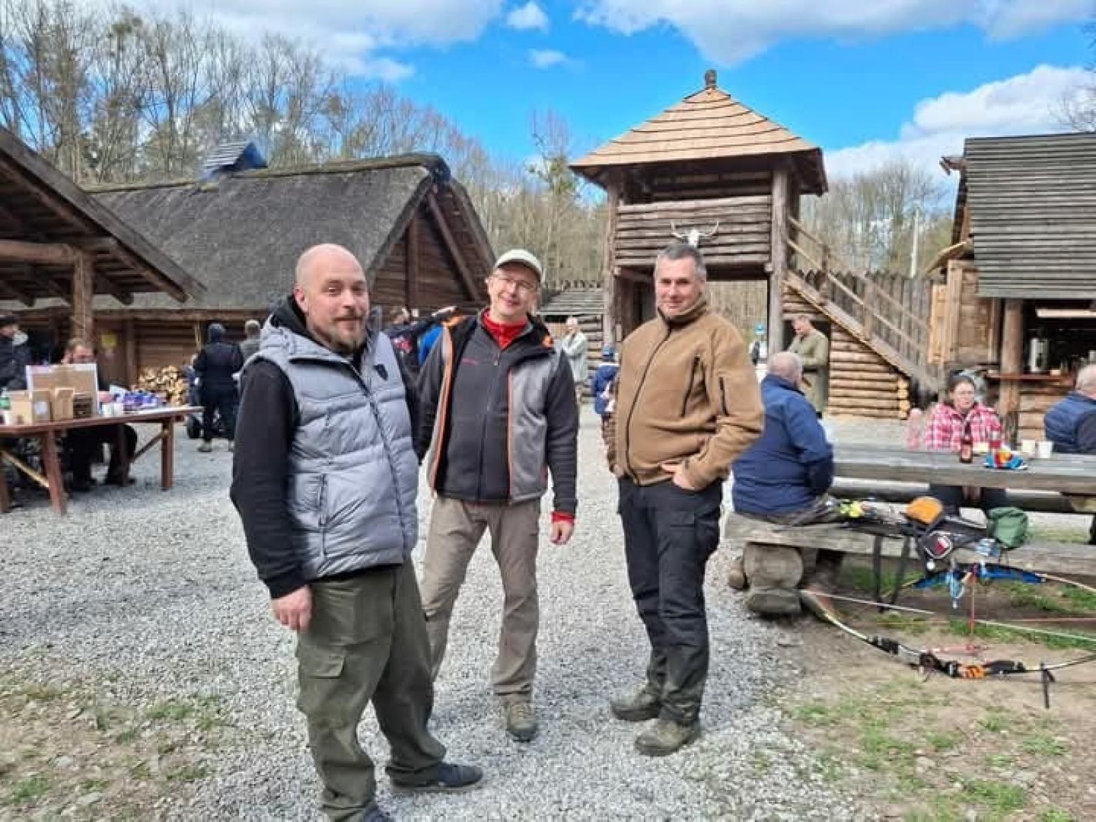 Zdjęcie w galerii na portalu naszraciborz.pl: Relacja z zawodów łuczniczych Raciborskie 7 i pół D – strzała tradycji w sercu lasów Obora wiadomości z regionu