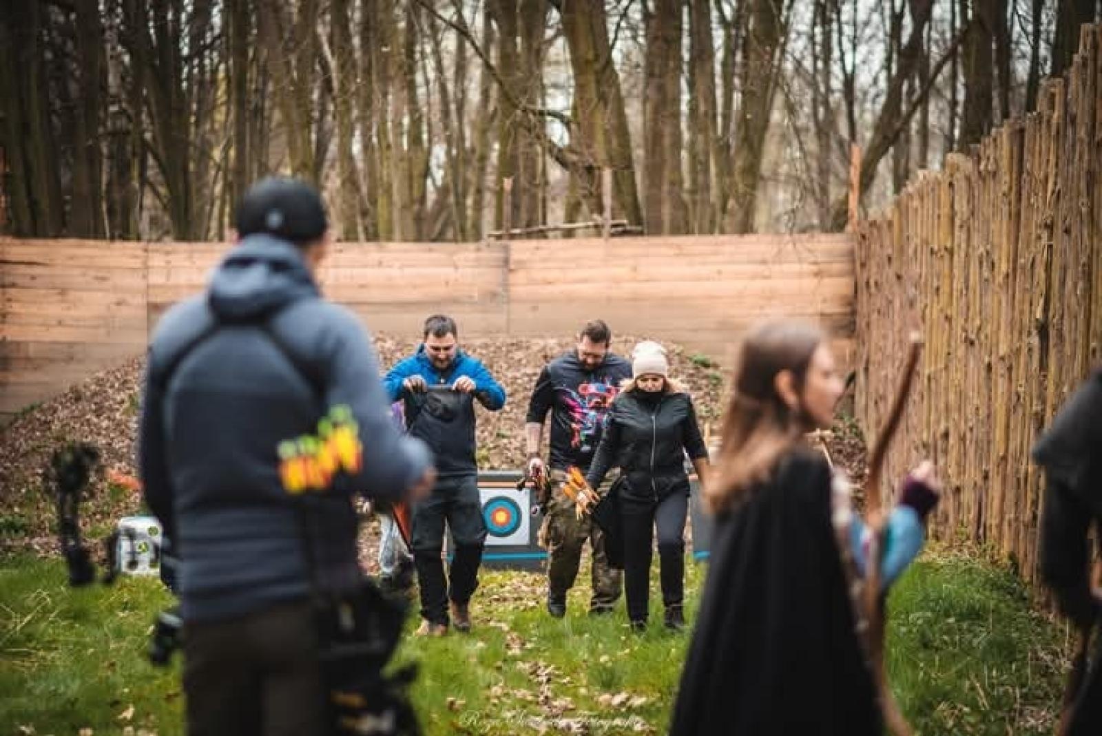 Zdjęcie w galerii na portalu naszraciborz.pl: Relacja z zawodów łuczniczych Raciborskie 7 i pół D – strzała tradycji w sercu lasów Obora wiadomości z regionu