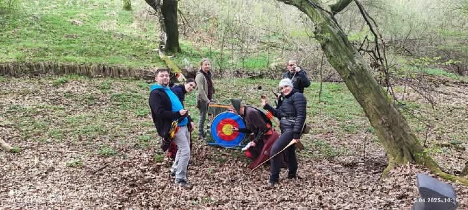 Zdjęcie w galerii na portalu naszraciborz.pl: Relacja z zawodów łuczniczych Raciborskie 7 i pół D – strzała tradycji w sercu lasów Obora wiadomości z regionu