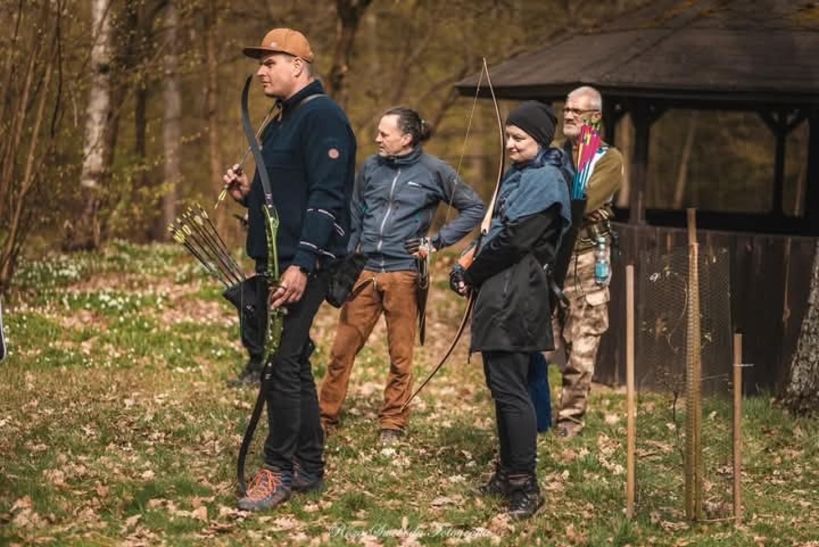 Zdjęcie w galerii na portalu naszraciborz.pl: Relacja z zawodów łuczniczych Raciborskie 7 i pół D – strzała tradycji w sercu lasów Obora wiadomości z regionu