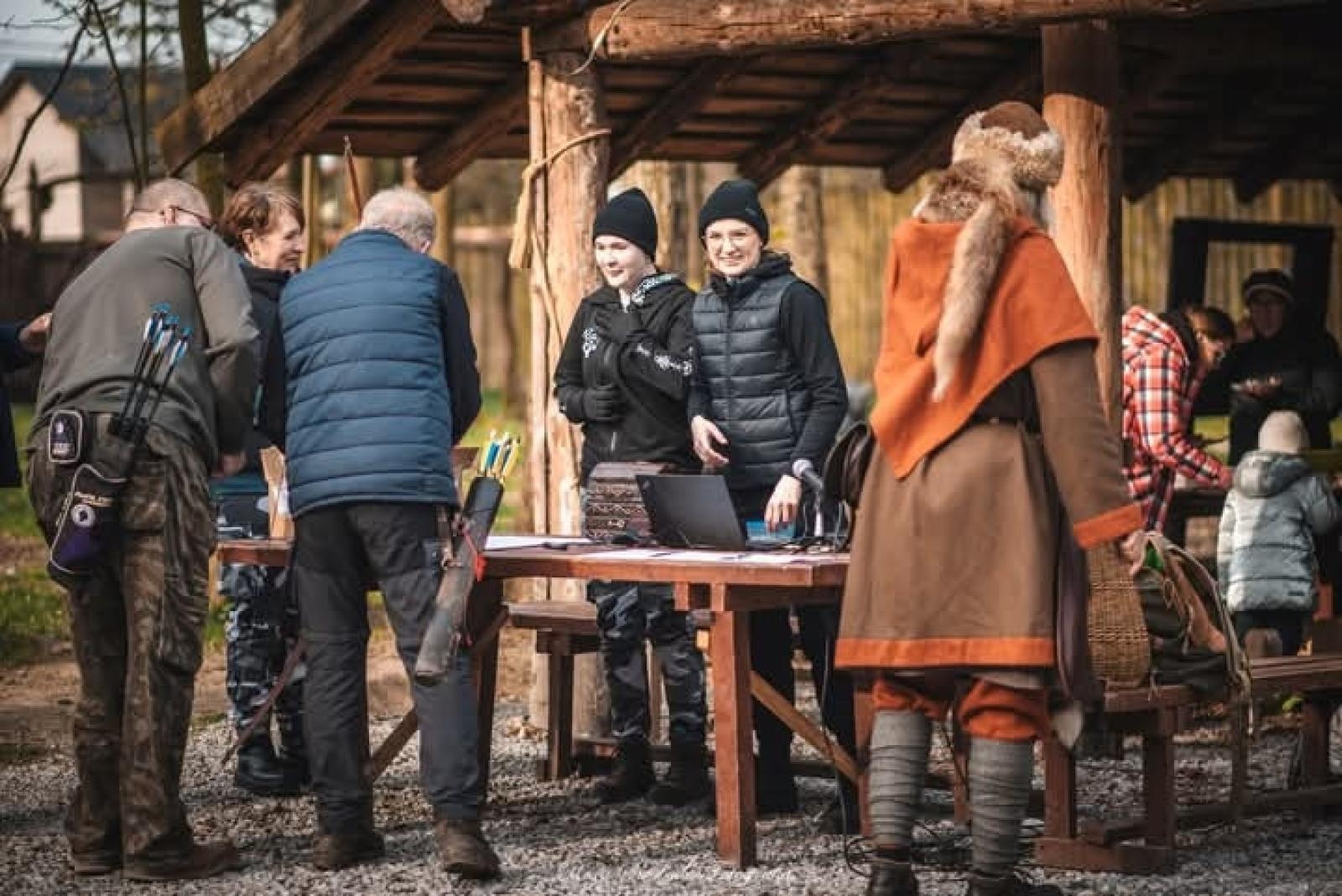 Zdjęcie w galerii na portalu naszraciborz.pl: Relacja z zawodów łuczniczych Raciborskie 7 i pół D – strzała tradycji w sercu lasów Obora wiadomości z regionu