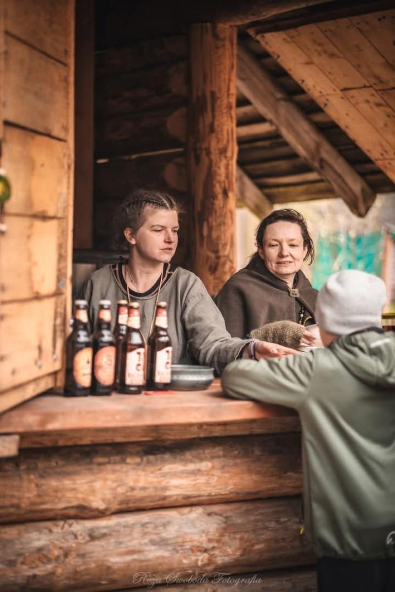 Zdjęcie w galerii na portalu naszraciborz.pl: Relacja z zawodów łuczniczych Raciborskie 7 i pół D – strzała tradycji w sercu lasów Obora wiadomości z regionu
