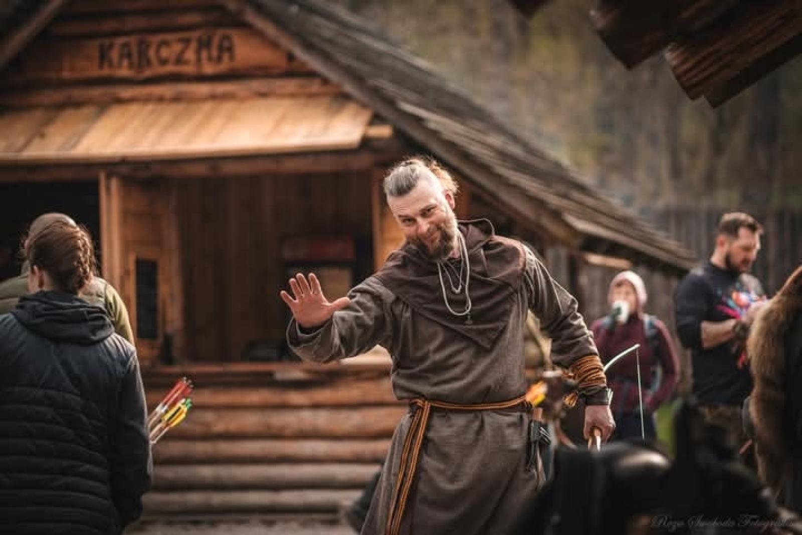 Zdjęcie w galerii na portalu naszraciborz.pl: Relacja z zawodów łuczniczych Raciborskie 7 i pół D – strzała tradycji w sercu lasów Obora wiadomości z regionu