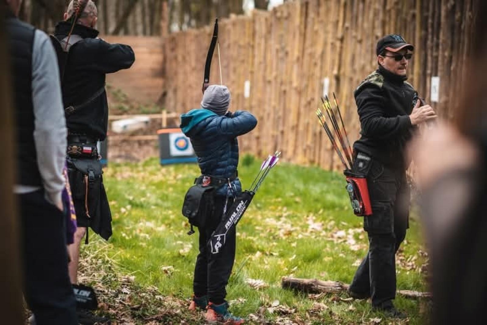 Zdjęcie w galerii na portalu naszraciborz.pl: Relacja z zawodów łuczniczych Raciborskie 7 i pół D – strzała tradycji w sercu lasów Obora wiadomości z regionu