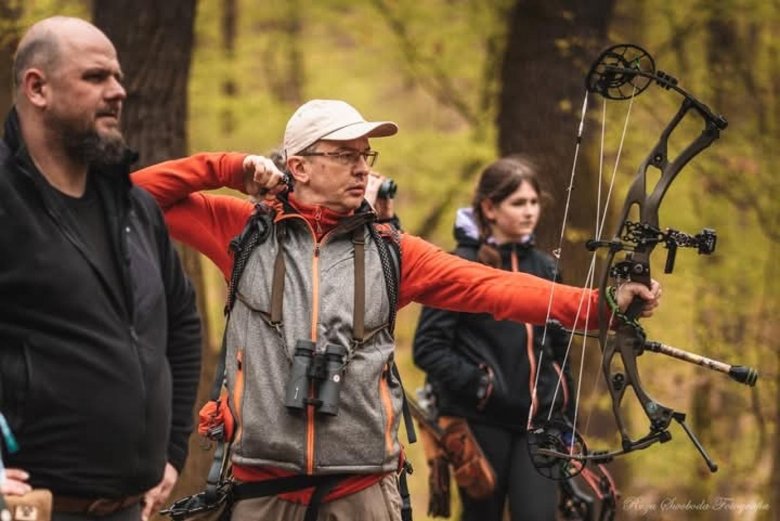 Zdjęcie w galerii na portalu naszraciborz.pl: Relacja z zawodów łuczniczych Raciborskie 7 i pół D – strzała tradycji w sercu lasów Obora wiadomości z regionu