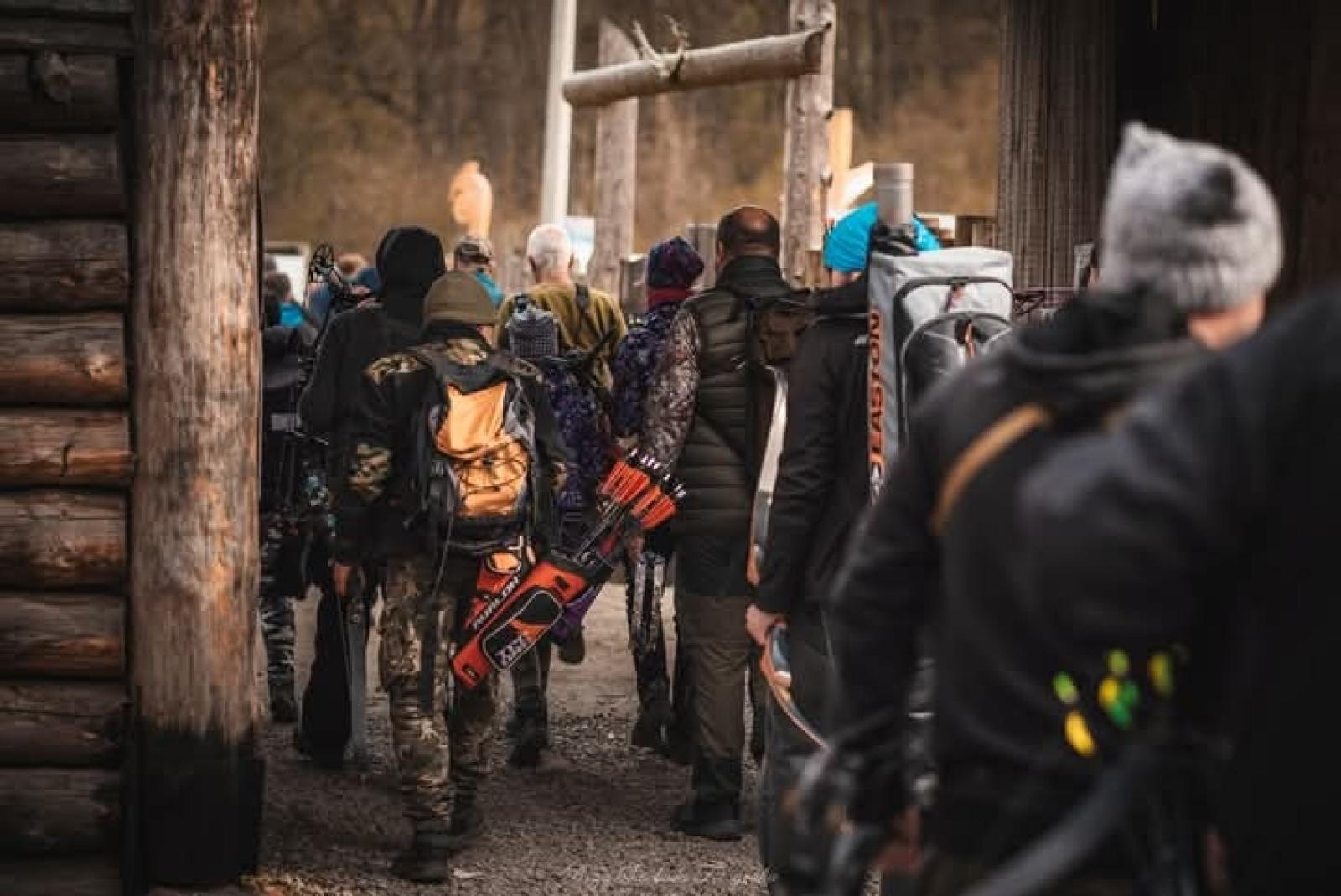 Zdjęcie w galerii na portalu naszraciborz.pl: Relacja z zawodów łuczniczych Raciborskie 7 i pół D – strzała tradycji w sercu lasów Obora wiadomości z regionu