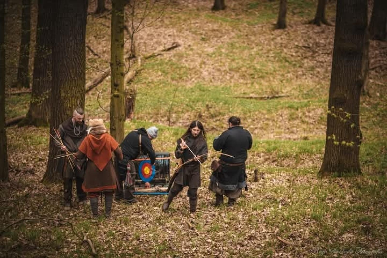 Zdjęcie w galerii na portalu naszraciborz.pl: Relacja z zawodów łuczniczych Raciborskie 7 i pół D – strzała tradycji w sercu lasów Obora wiadomości z regionu
