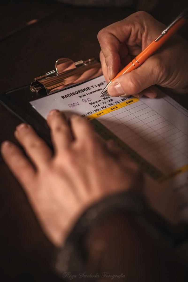 Zdjęcie w galerii na portalu naszraciborz.pl: Relacja z zawodów łuczniczych Raciborskie 7 i pół D – strzała tradycji w sercu lasów Obora wiadomości z regionu