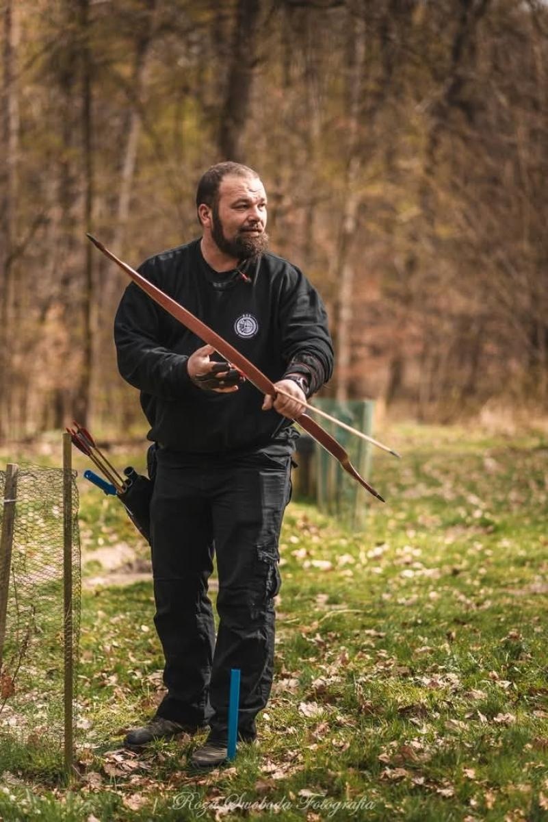 Zdjęcie w galerii na portalu naszraciborz.pl: Relacja z zawodów łuczniczych Raciborskie 7 i pół D – strzała tradycji w sercu lasów Obora wiadomości z regionu