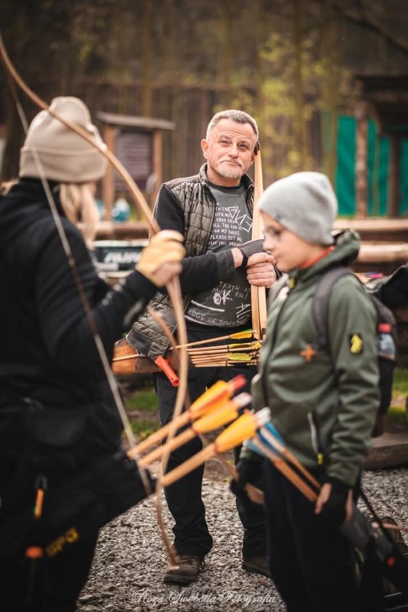 Zdjęcie w galerii na portalu naszraciborz.pl: Relacja z zawodów łuczniczych Raciborskie 7 i pół D – strzała tradycji w sercu lasów Obora wiadomości z regionu