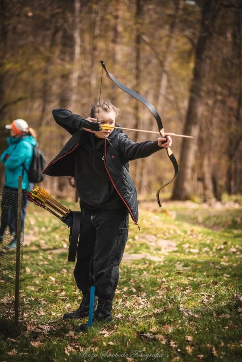 Zdjęcie w galerii na portalu naszraciborz.pl: Relacja z zawodów łuczniczych Raciborskie 7 i pół D – strzała tradycji w sercu lasów Obora wiadomości z regionu