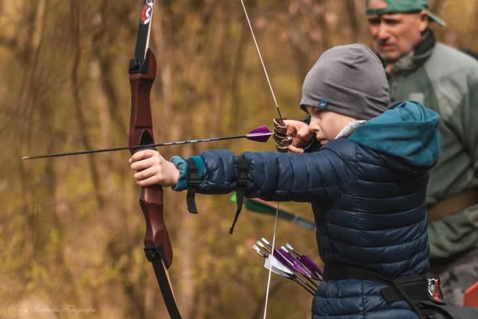 Zdjęcie w galerii na portalu naszraciborz.pl: Relacja z zawodów łuczniczych Raciborskie 7 i pół D – strzała tradycji w sercu lasów Obora wiadomości z regionu