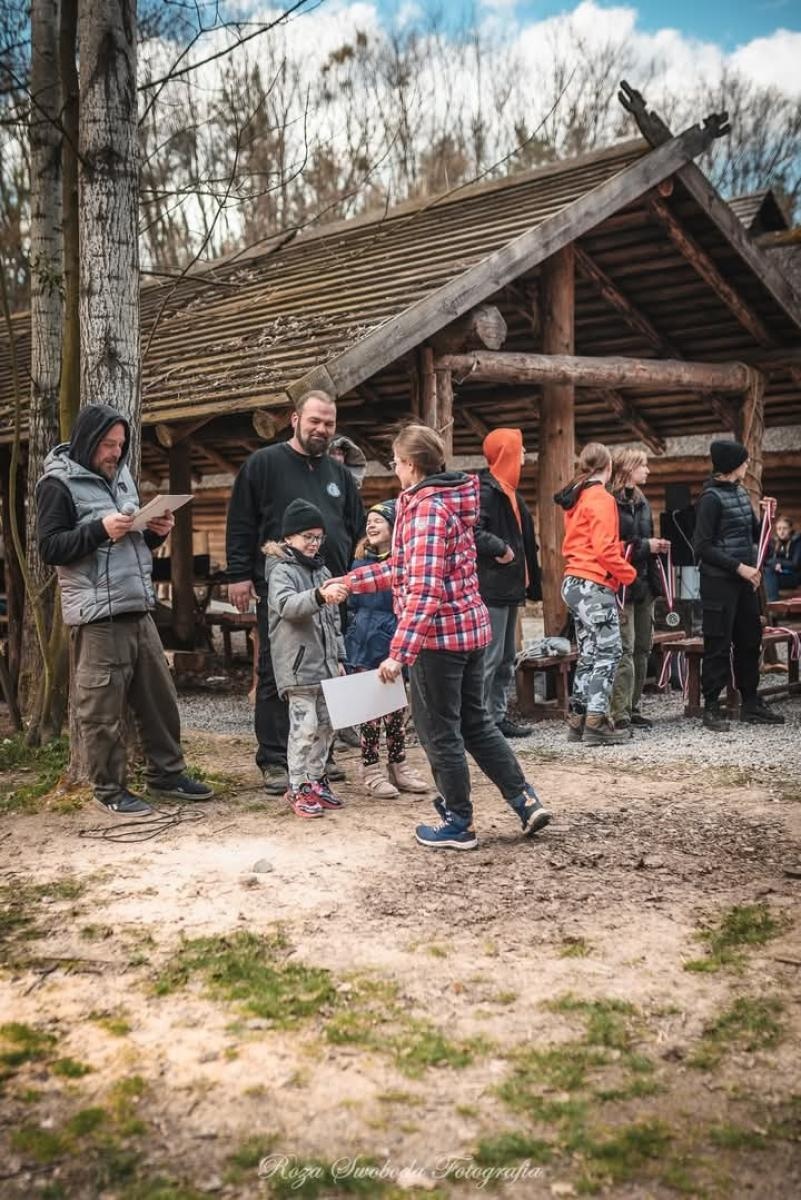 Zdjęcie w galerii na portalu naszraciborz.pl: Relacja z zawodów łuczniczych Raciborskie 7 i pół D – strzała tradycji w sercu lasów Obora wiadomości z regionu