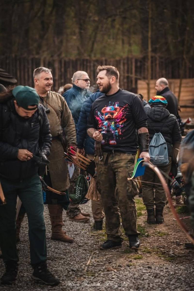 Zdjęcie w galerii na portalu naszraciborz.pl: Relacja z zawodów łuczniczych Raciborskie 7 i pół D – strzała tradycji w sercu lasów Obora wiadomości z regionu