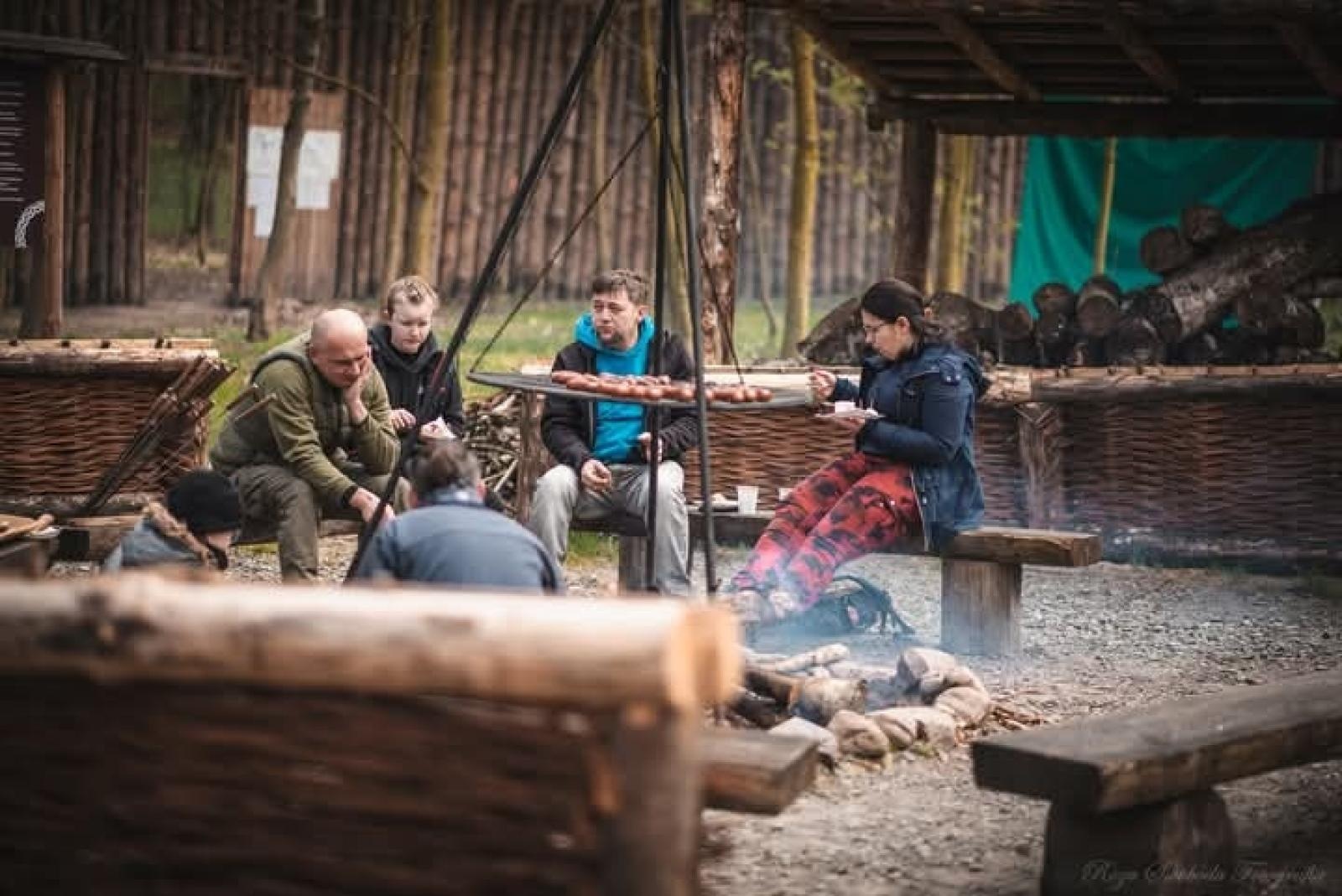 Zdjęcie w galerii na portalu naszraciborz.pl: Relacja z zawodów łuczniczych Raciborskie 7 i pół D – strzała tradycji w sercu lasów Obora wiadomości z regionu