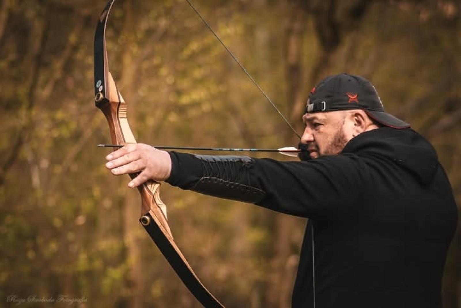 Zdjęcie w galerii na portalu naszraciborz.pl: Relacja z zawodów łuczniczych Raciborskie 7 i pół D – strzała tradycji w sercu lasów Obora wiadomości z regionu