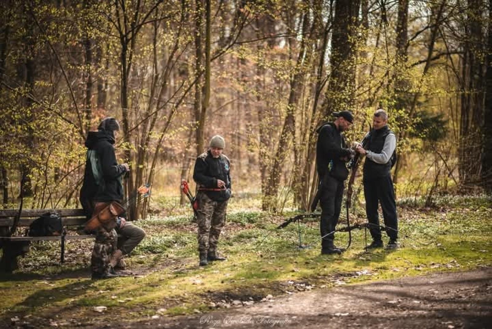 Zdjęcie w galerii na portalu naszraciborz.pl: Relacja z zawodów łuczniczych Raciborskie 7 i pół D – strzała tradycji w sercu lasów Obora wiadomości z regionu