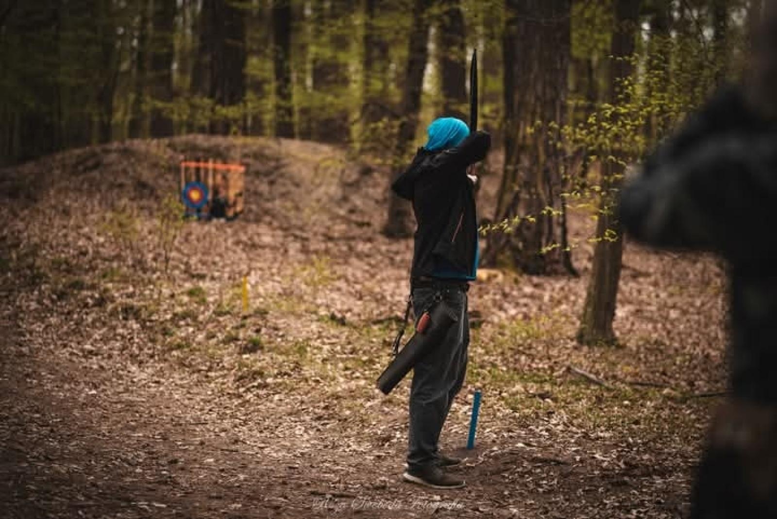Zdjęcie w galerii na portalu naszraciborz.pl: Relacja z zawodów łuczniczych Raciborskie 7 i pół D – strzała tradycji w sercu lasów Obora wiadomości z regionu