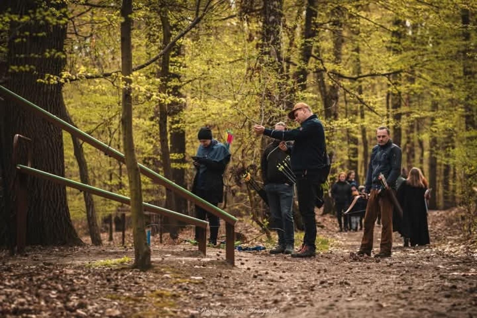 Zdjęcie w galerii na portalu naszraciborz.pl: Relacja z zawodów łuczniczych Raciborskie 7 i pół D – strzała tradycji w sercu lasów Obora wiadomości z regionu