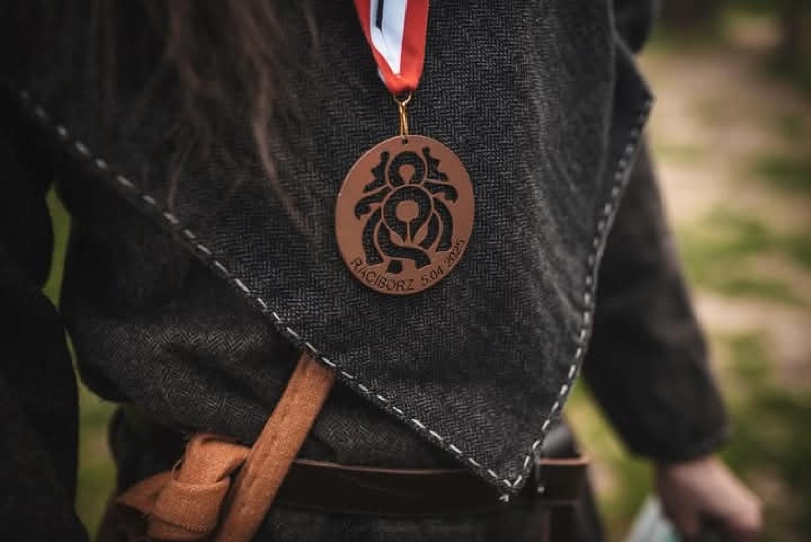 Zdjęcie w galerii na portalu naszraciborz.pl: Relacja z zawodów łuczniczych Raciborskie 7 i pół D – strzała tradycji w sercu lasów Obora wiadomości z regionu