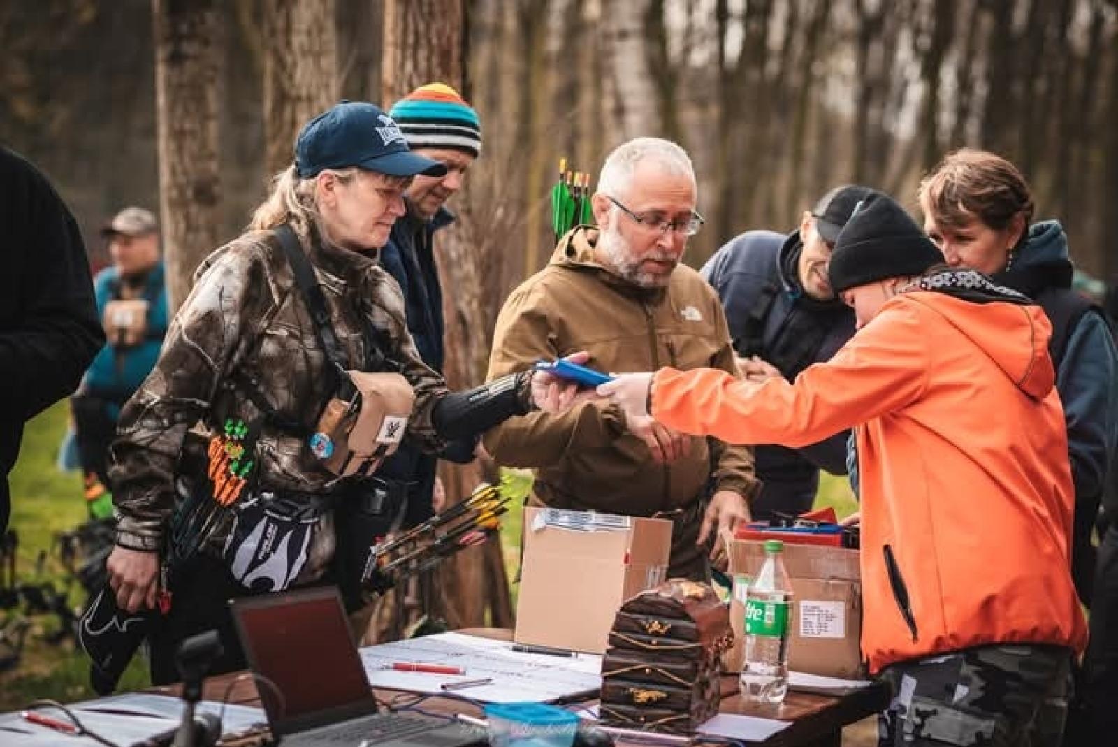 Zdjęcie w galerii na portalu naszraciborz.pl: Relacja z zawodów łuczniczych Raciborskie 7 i pół D – strzała tradycji w sercu lasów Obora wiadomości z regionu