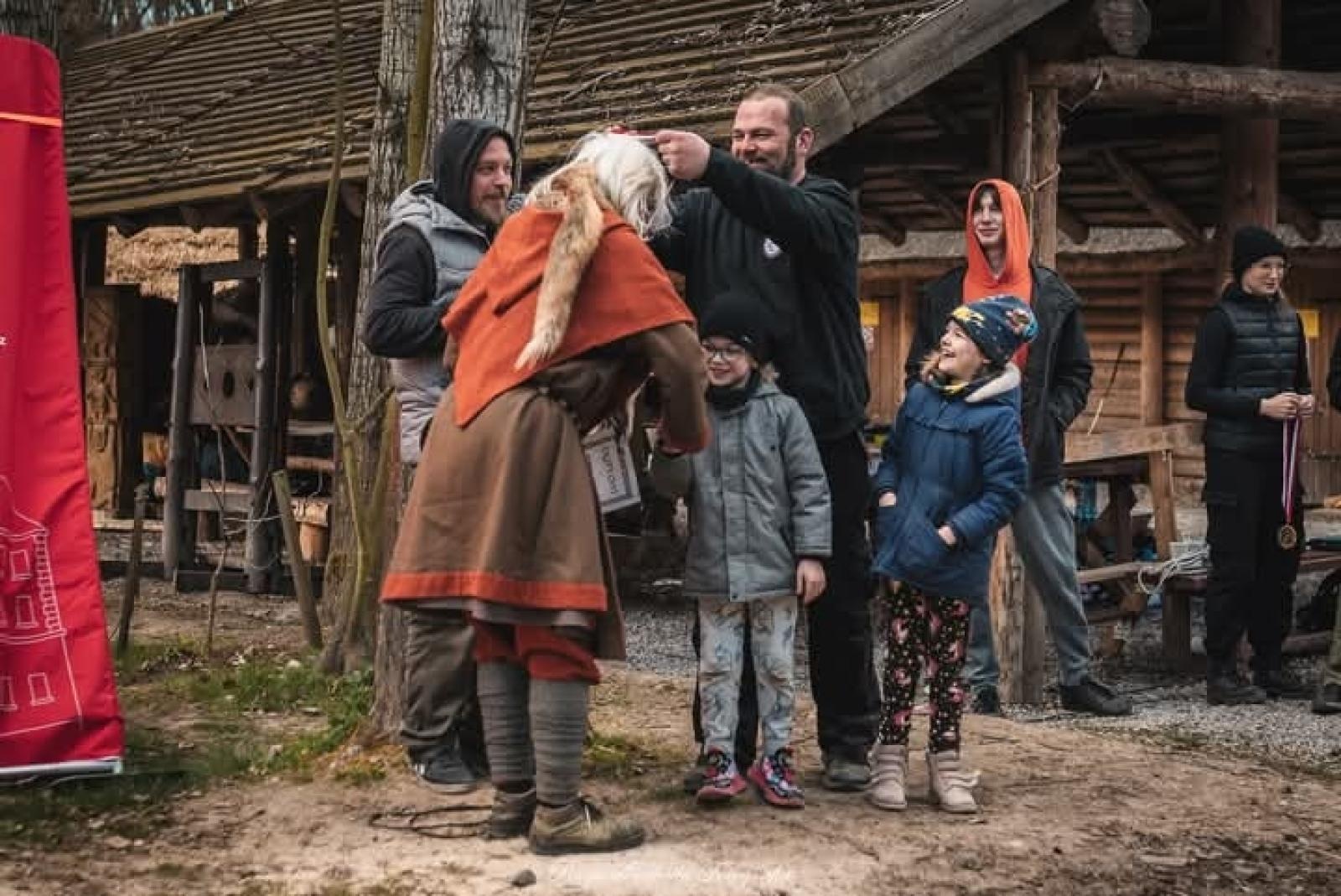 Zdjęcie w galerii na portalu naszraciborz.pl: Relacja z zawodów łuczniczych Raciborskie 7 i pół D – strzała tradycji w sercu lasów Obora wiadomości z regionu