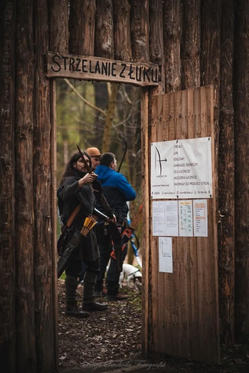 Zdjęcie w galerii na portalu naszraciborz.pl: Relacja z zawodów łuczniczych Raciborskie 7 i pół D – strzała tradycji w sercu lasów Obora wiadomości z regionu