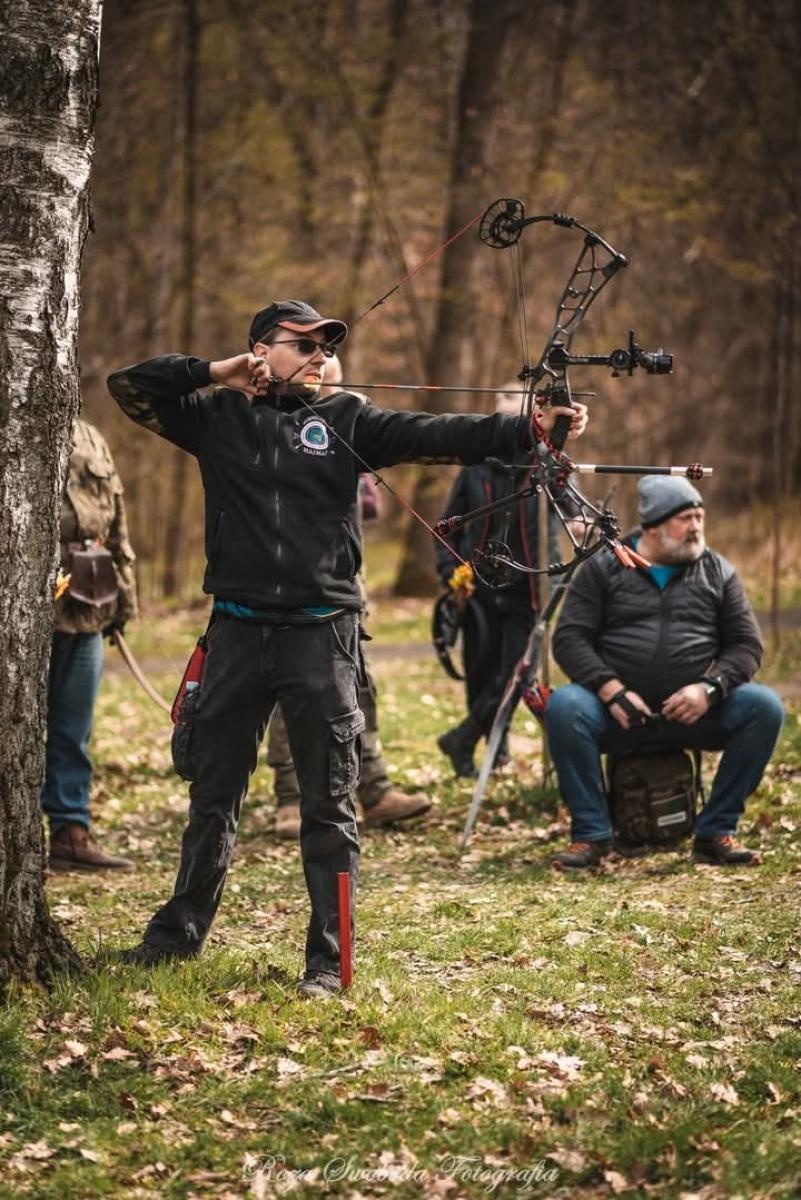 Zdjęcie w galerii na portalu naszraciborz.pl: Relacja z zawodów łuczniczych Raciborskie 7 i pół D – strzała tradycji w sercu lasów Obora wiadomości z regionu