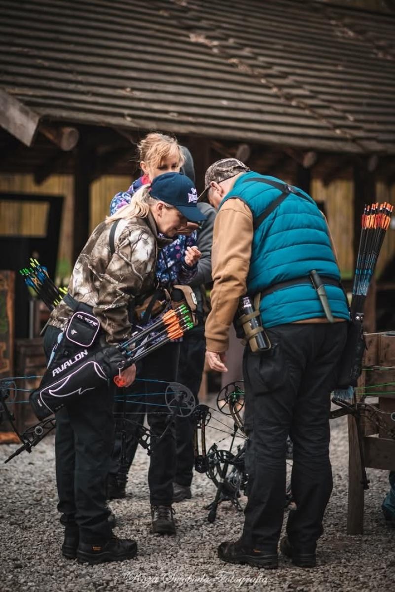 Zdjęcie w galerii na portalu naszraciborz.pl: Relacja z zawodów łuczniczych Raciborskie 7 i pół D – strzała tradycji w sercu lasów Obora wiadomości z regionu