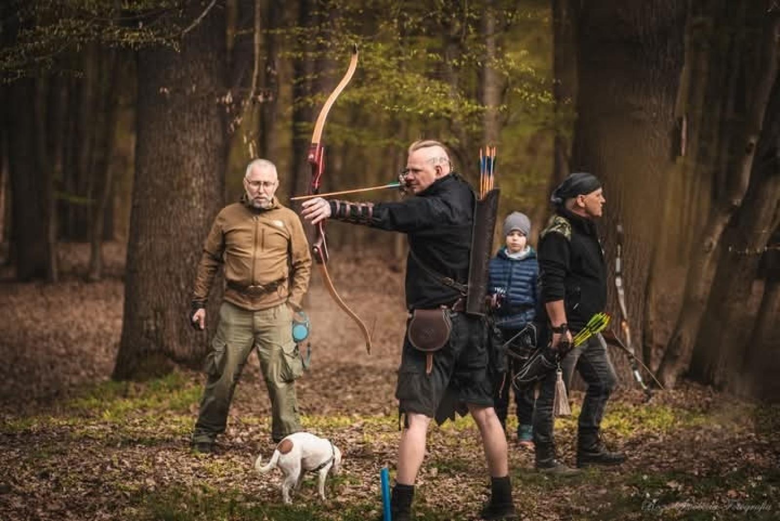 Zdjęcie w galerii na portalu naszraciborz.pl: Relacja z zawodów łuczniczych Raciborskie 7 i pół D – strzała tradycji w sercu lasów Obora wiadomości z regionu