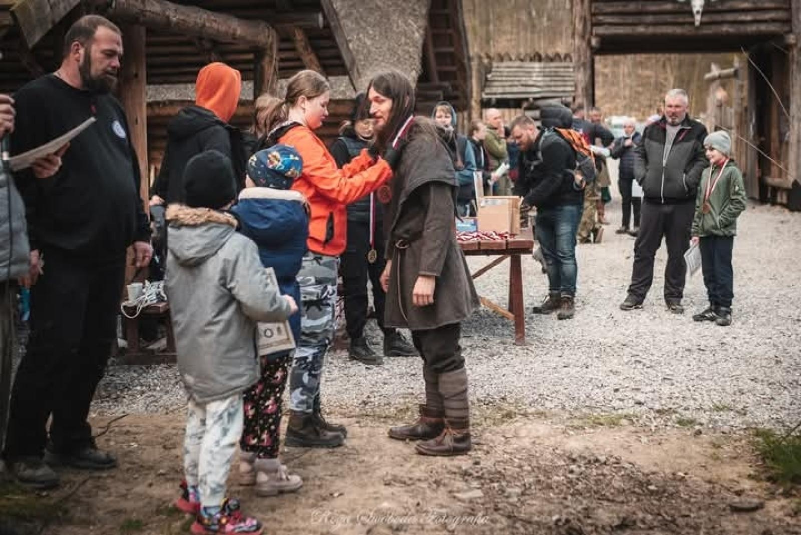 Zdjęcie w galerii na portalu naszraciborz.pl: Relacja z zawodów łuczniczych Raciborskie 7 i pół D – strzała tradycji w sercu lasów Obora wiadomości z regionu