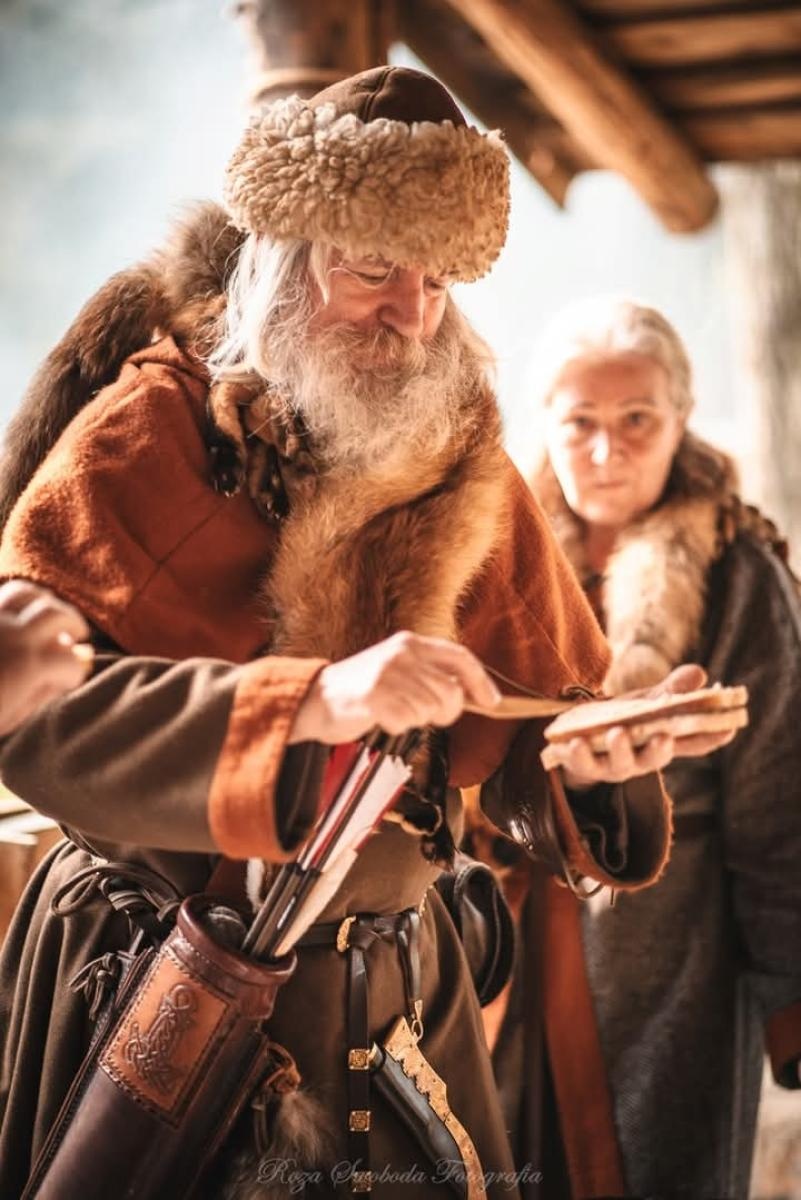 Zdjęcie w galerii na portalu naszraciborz.pl: Relacja z zawodów łuczniczych Raciborskie 7 i pół D – strzała tradycji w sercu lasów Obora wiadomości z regionu