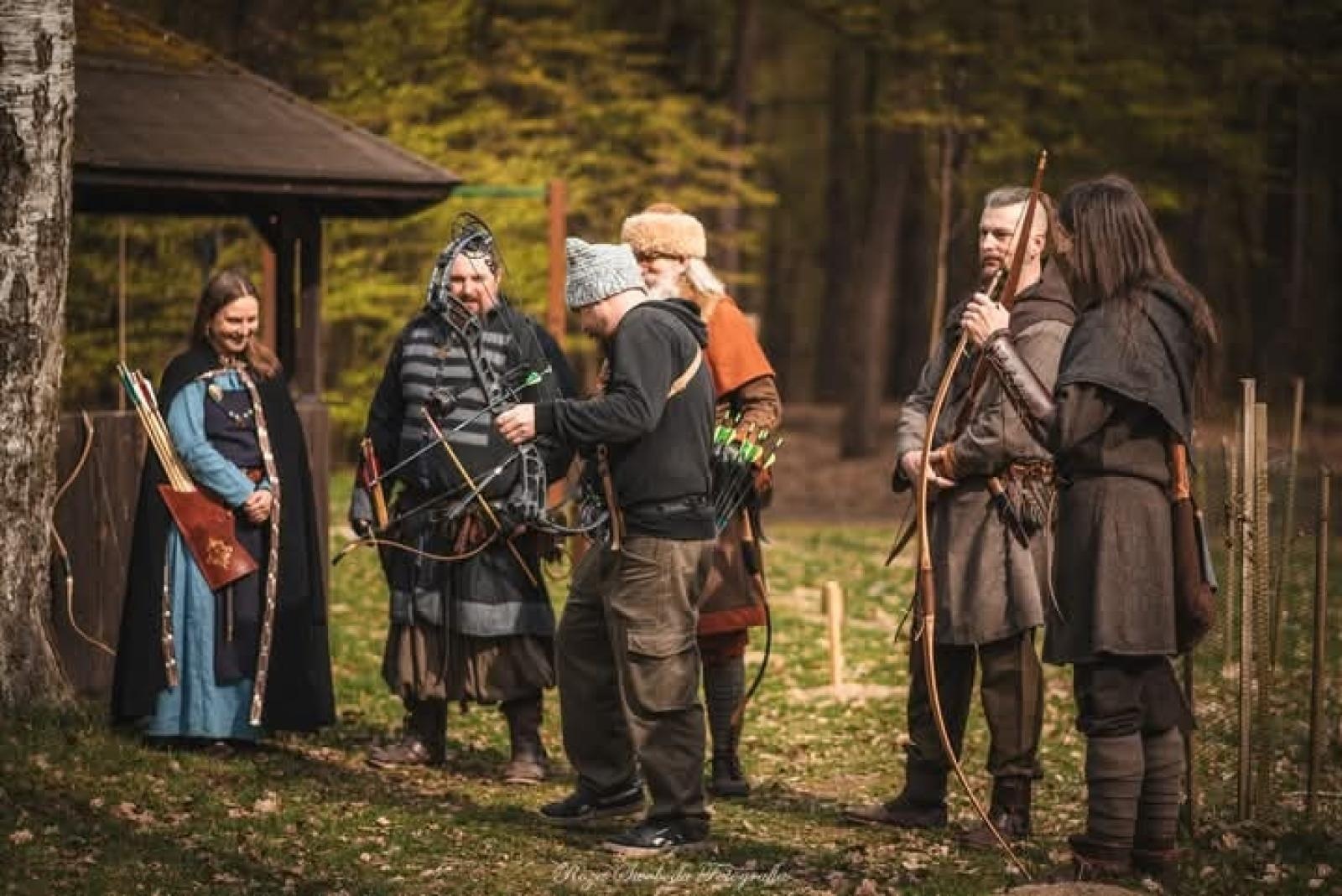 Zdjęcie w galerii na portalu naszraciborz.pl: Relacja z zawodów łuczniczych Raciborskie 7 i pół D – strzała tradycji w sercu lasów Obora wiadomości z regionu